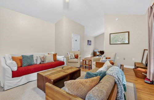 Screened Porch w Swing, Fire Pit, Grill & Deck - Photo 9