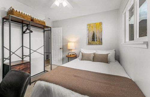 Cozy Riverfront Cabin with Fireplace & Deck - Foto 32