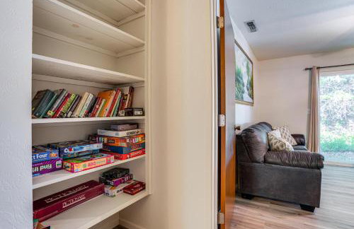 Furnished Deck and Fire Pit Sherwood Forest Cabin - Foto 18