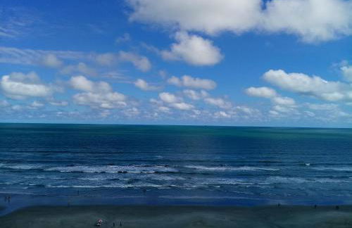 Prédio com piscina na cobertura frente ao mar,apartamento para até 6 pessoas e 3 crianças até 8 anos, churrasqueira na sacada, Wi-Fi grátis, rede de proteção, NÃO oferecemos roupas de cama e banho, 1 vaga de garagem, na Praia Grande-Vila Mirim - Foto 40