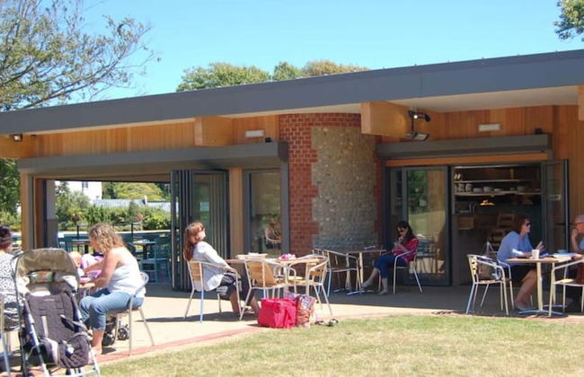 Absolute Beachfront With Decked Garden Oasis and Views - Foto 78