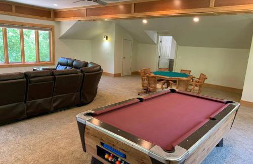 25-Bed, Amenity-Rich Estate in a Private Forest - Foto 55