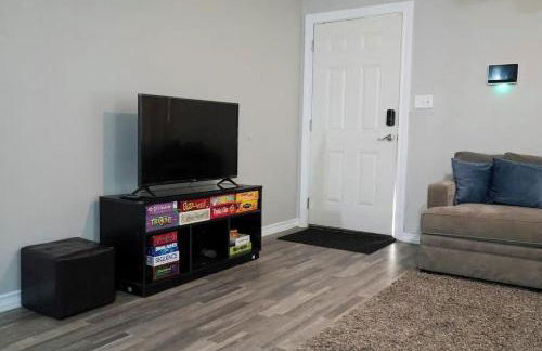 Queens Hidden Gem with Game Room 5 beds sleeps 9 - Foto 3