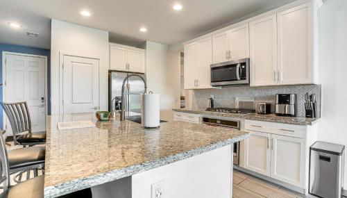 Near Parks and Golf Surprise Home with Pool Access! - Foto 3