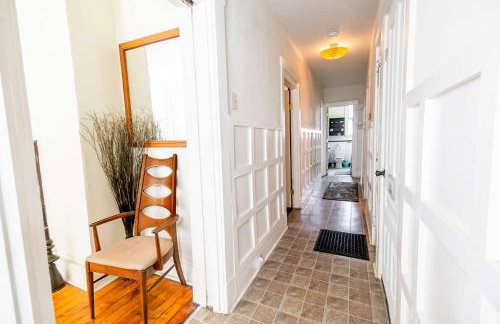 Step Back in Time Charming Victorian with Modern Amenities - Foto 10