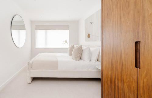 Luxury Central Mayfair Townhouse with A/C 3BR 3BA - Photo 3