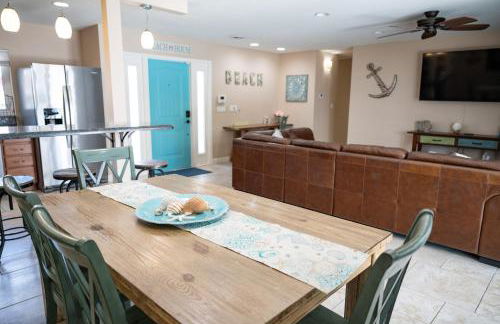 Charming Beach House w/Private Pool Paradise~WALK TO BEACH - Foto 8