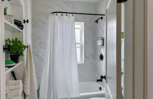 Step into School Spirit at the Golden Dome Getaway - Foto 43