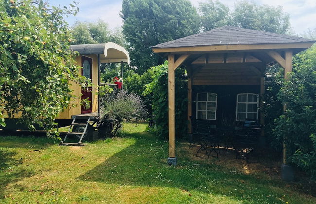 Gypsy Caravan in Weideblick With Farm Animals - Foto 51