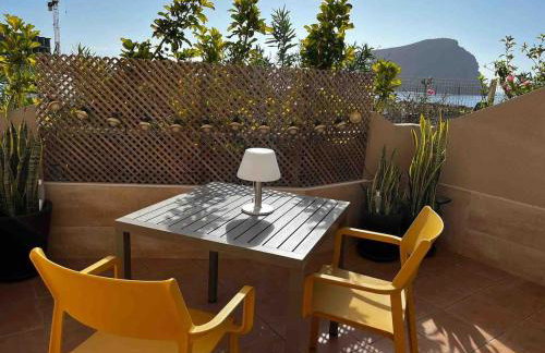 Fantastic seafront apartment with sea views & pool - Photo 9