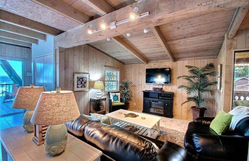 Beautifully Decorated Waterfront Chalet Rental in Grant, Florida - Photo 9