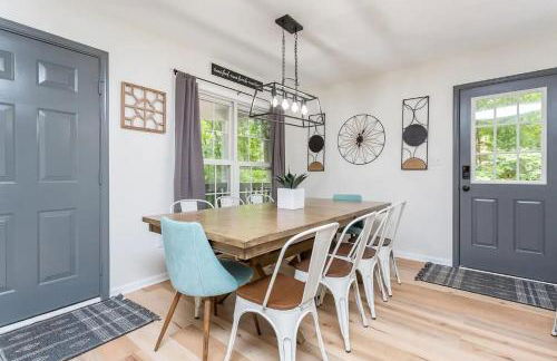 In The Woods - 5 BR Chalet with Game Room, Fire Table and Hot Tub - Foto 15