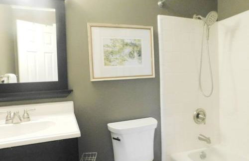 Q4 Professionally decorated upstairs beautiful soothing colors close to back pool - Foto 22