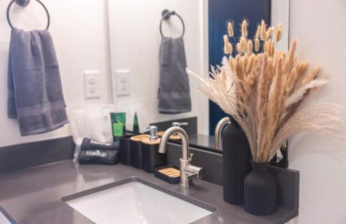 Two Story Penthouse, 2 Bedrooms with 2 and a half bathrooms, 2 Balconies, Skyline View, Pool - Foto 30