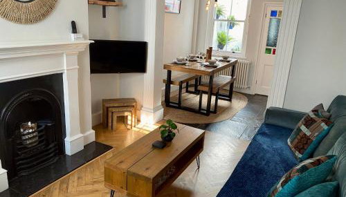 Charming 2-Bed Seaside Cottage - Moments from Brighton Beach & Pier - Foto 3