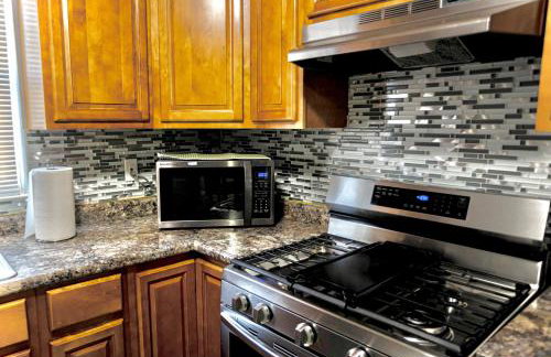 Urban Oasis Spacious 3BR 2BA Patio Near NYC EWR American Dream Mall - Photo 4