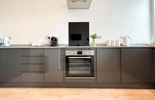 Spacious Apartment~Parking~Close to Seafront - Photo 9