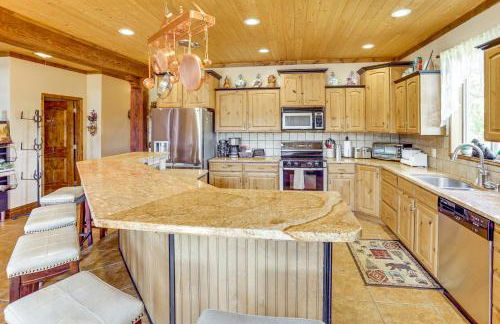 Fish Haven Cabin with Game Room, Views and Deck! - Foto 8