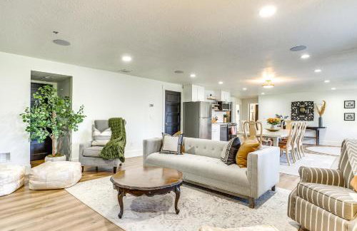 Private Pool and Hot Tub Luxe Unit Near UTA Train! - Foto 5