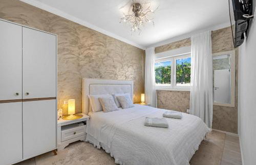 Villa VERONICA with CINEMA PROJECTOR by the HEATED POOL and JACUZZI - Foto 41