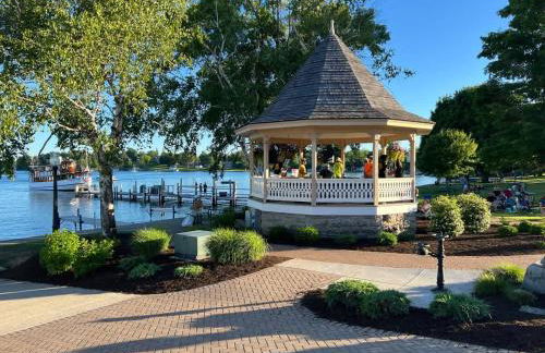 *NEW* Large Backyard ~ Game Room ~ Firepit ~ Lake - Foto 30