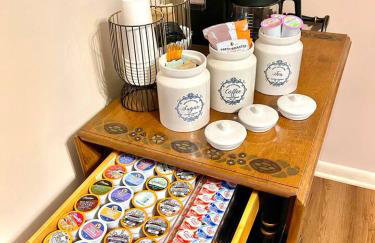 Vintage, Mid-Century Suite above Antique Store - Foto 9