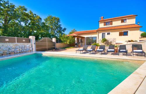 Gorgeous Pool Villa with a fenced garden - Photo 14