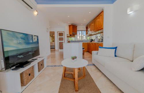Ocean Vista Retreat with Beach & Pool Access by Drago Rentals - Foto 10