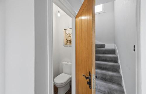 Meadow House with Driveway Parking, Spacious Garden, Fast Wifi and Smart TVs by Yoko Property - Foto 26