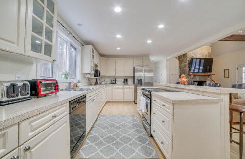 Peaceful Cavendish Retreat with Hot Tub and Fireplace! - Foto 8