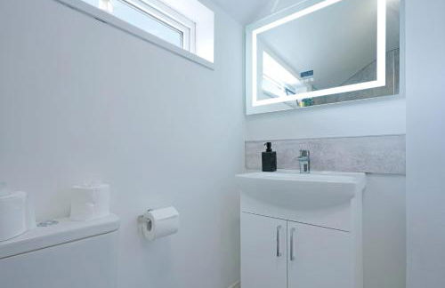 Newly Refurbished House - Close to Town Centre -Free Parking, Super-Fast Wifi, Smart TV with Netflix by Yoko Property - Photo 8