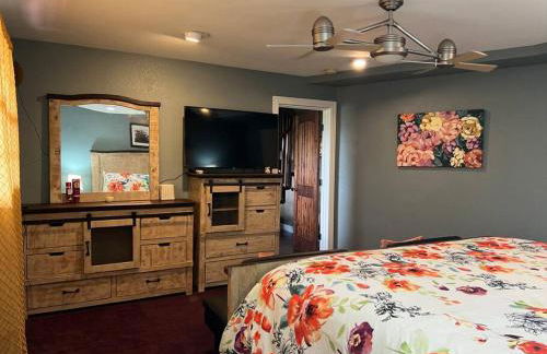 Entire 2br 2ba hilltop view home Sleeps 8 pets 4 acres Jacuzzi Central AC Kingbeds Office Free WiFi Parking Full Kitchen Refrigerator Washer Dryer Furnished Three 3 Large Sunset Dining Patios Grill Stovetop Oven Hiking Wildlife Firepit Quiet very Secluded - Foto 38