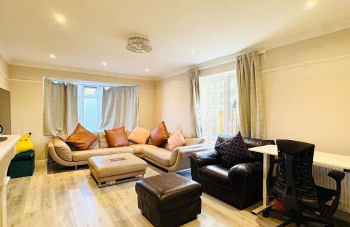 Modern 4BR House with Parking, 8 Mins to Gatwick Airport - Foto 20