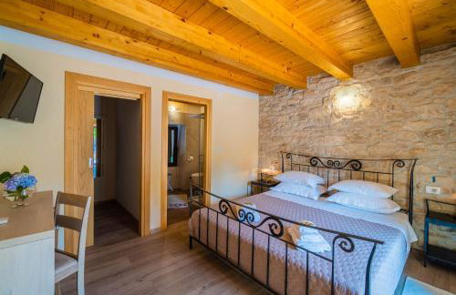 LUXURY VILLA ON SPACIOUS PRIVATE PROPERTY - Photo 32