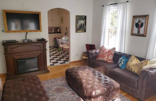 PRIVATE HOME Walk to Downtown CHERRY BLOSSOM COTTAGE Hot Tub SLEEPS UP TO 6 GUESTS - Foto 9