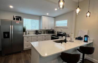 Steps to Trolley Stop 11 Renovated Home with Free EV Station - Foto 20