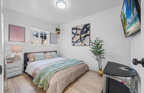 Entire Private Home with 4 Bedrooms 2 Bathrooms, Hot Tub, King Bed, 80 TV, Gated Yard, Ranch Style, Available Now - Foto 15