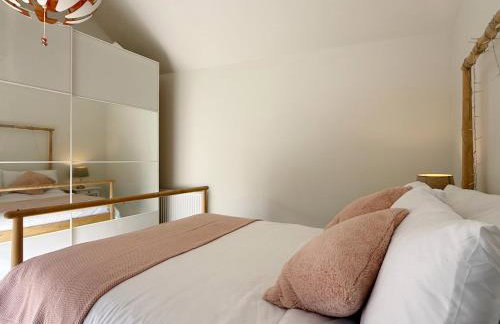 Historic Hampshire Cottage with Private Putting Green - Photo 33