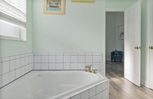 Single-Level Home w Heated Pool & 9MI to Disney - Photo 11