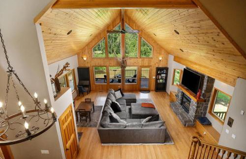 Iron Mountain - Spacious Secluded Lodge with Hot Tub & Game Room - Photo 14