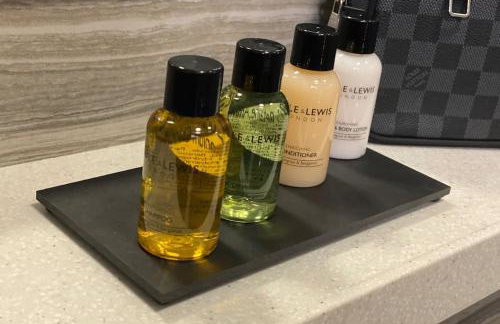 Modern Spacious 1 Bed Apartment with Free Parking in Trendy Inner London Suburb 15 mins walk to Victoria Line Underground then 20 mins to Oxford Street "West End of London" or 10 mins walk to Overground and 10 mins to London Liverpool St "City of London" - Foto 51