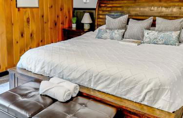 Italy Inspired Lakeview Chalet with Hot Tub - Foto 11