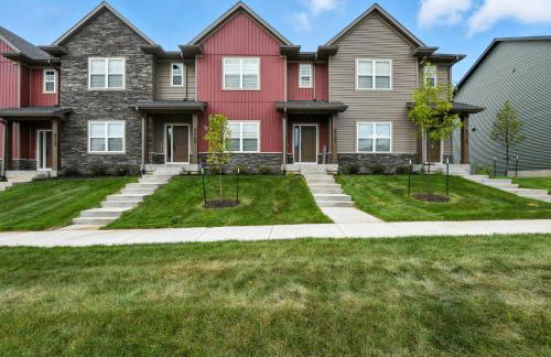 Modern Townhome Retreat in Prime Location townhouse - Photo 10