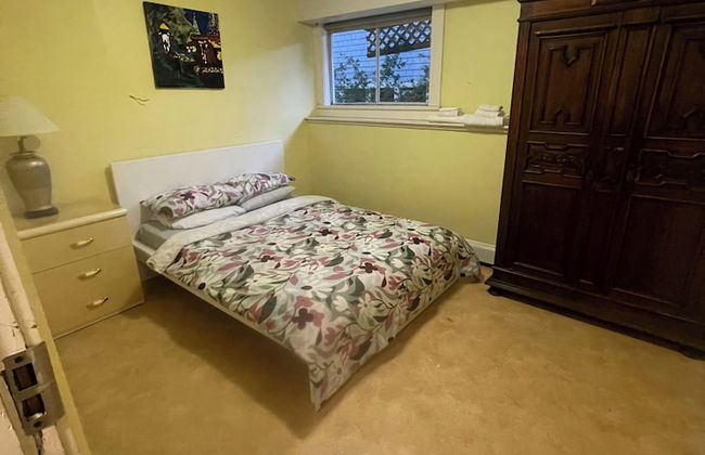 West Broadway guesthouse - Photo 37