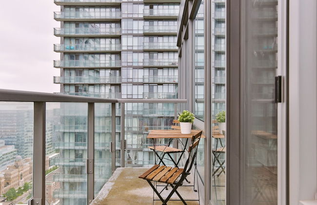 Bright Sub-Penthouse on Bay St - Photo 15