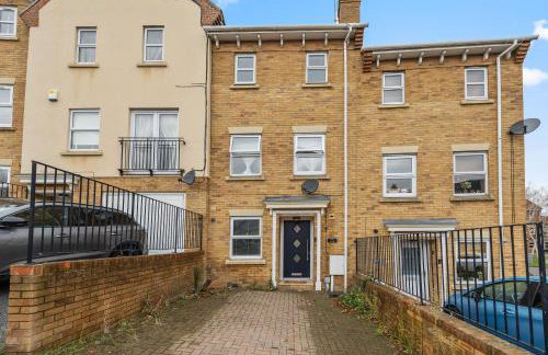 Cozy 2 Bedroom House with Driveway Parking & Garden - Foto 20