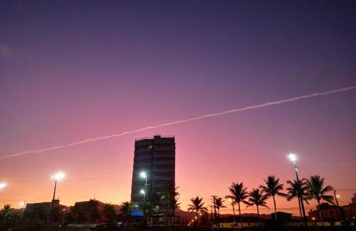 Prédio com piscina na cobertura frente ao mar,apartamento para até 6 pessoas e 3 crianças até 8 anos, churrasqueira na sacada, Wi-Fi grátis, rede de proteção, NÃO oferecemos roupas de cama e banho, 1 vaga de garagem, na Praia Grande-Vila Mirim - Foto 22