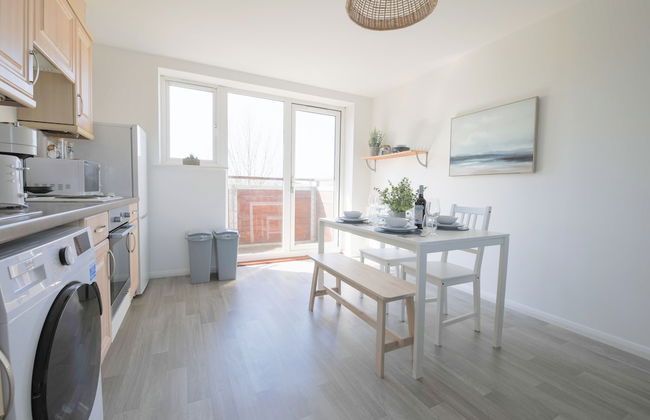 2 Bed Apartment Overlooking Water - Foto 16