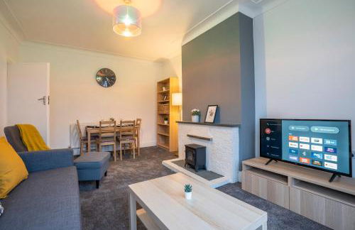 Modern Apartment -Free Parking - by Holiday Homes - Foto 6