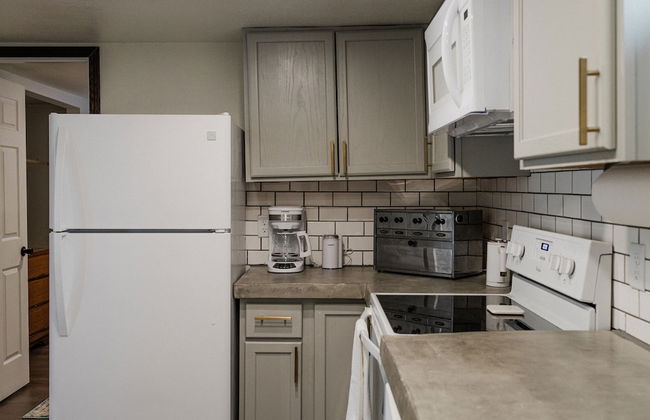 Cozy Local Apartment - Photo 13